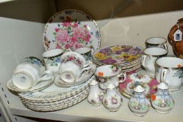 A GROUP OF ASSORTED ROYAL ALBERT CERAMICS, comprising six Memory Lane dinner plates and a saucer,