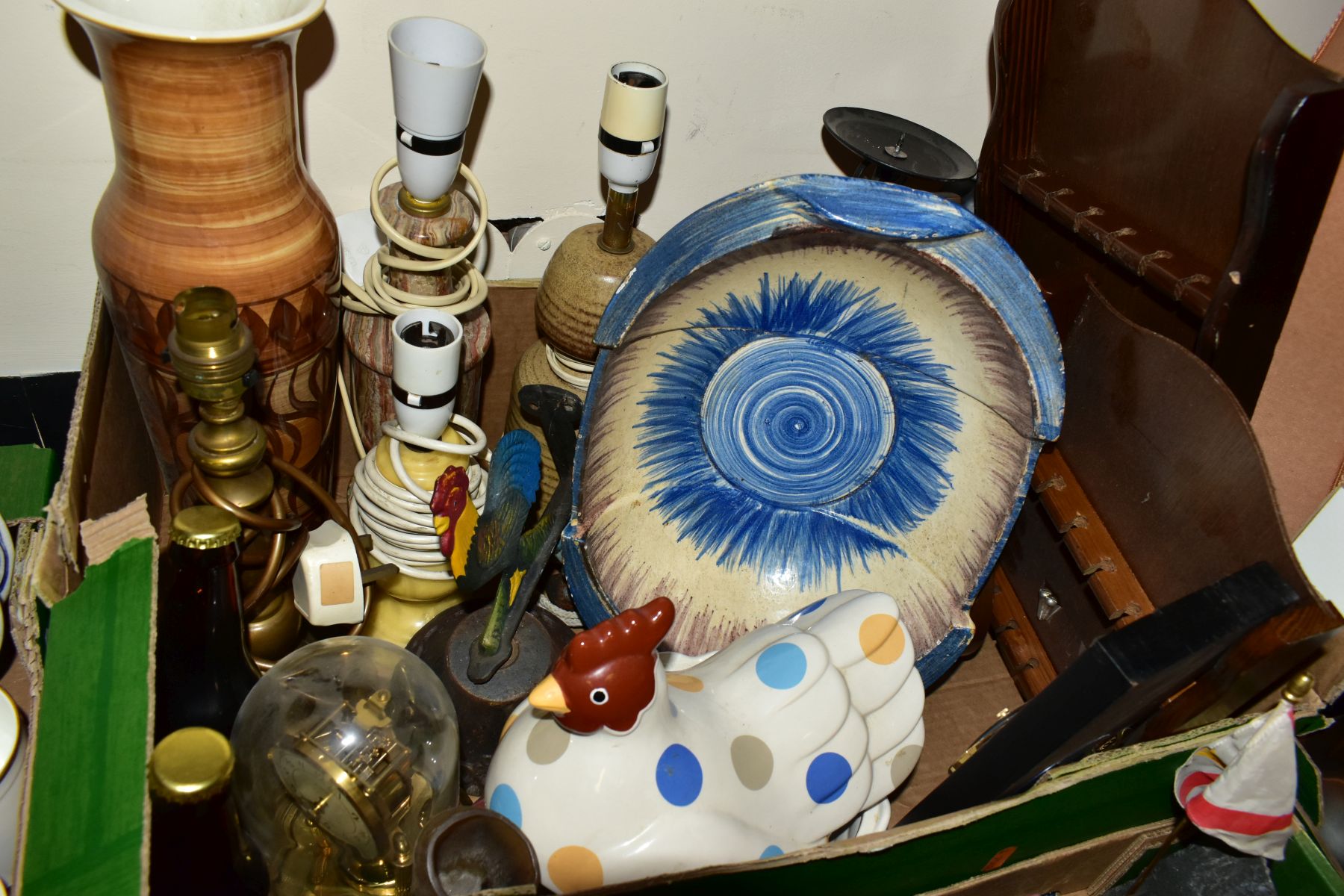 FIVE BOXES AND LOOSE LAMPS, CLOCKS, CERAMICS, METALWARES AND SUNDRY VINTAGE ITEMS, to include four - Image 4 of 7