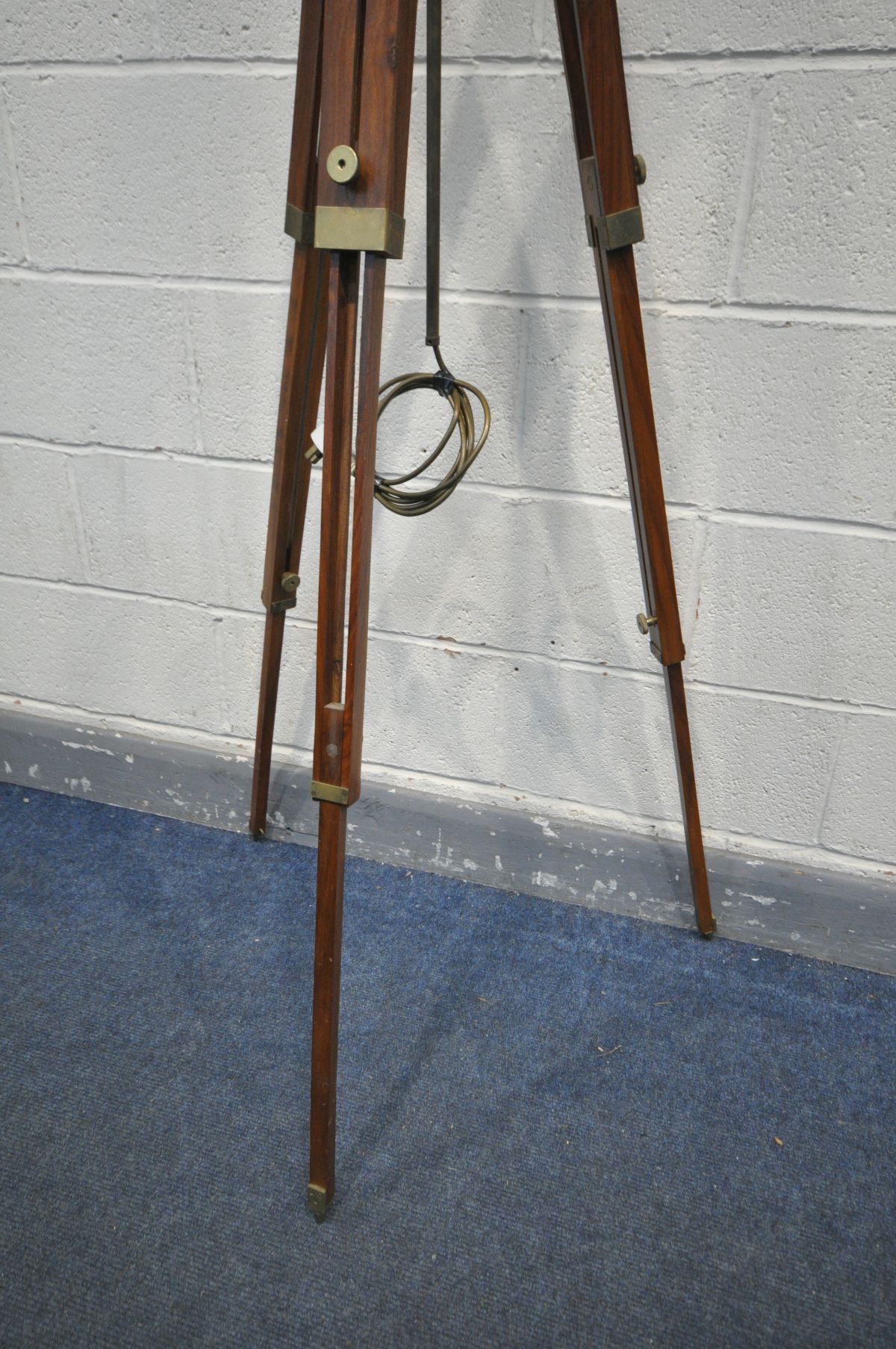 A HARDWOOD AND BRASS ADJUSTABLE TRIPOD STANDARD LAMP, max height 155cm - Image 3 of 4