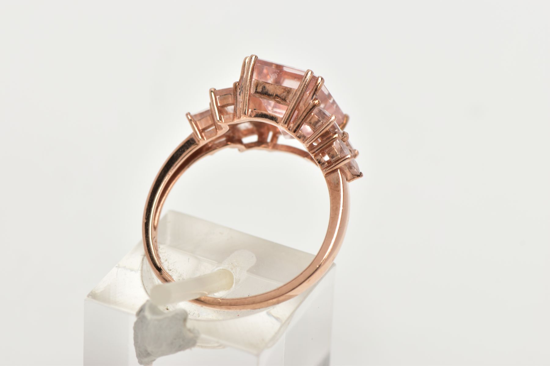 A 9CT ROSE GOLD MORGANITE DRESS RING, of a tiered design, set with a central rectangular cut - Image 3 of 4