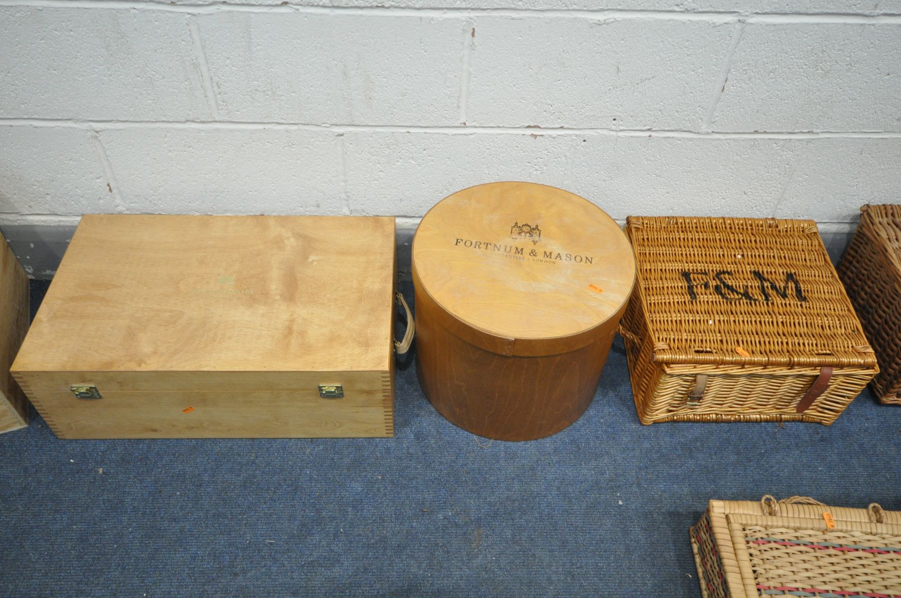 THREE VARIOUS FORTNUM & MASON ITEMS, to include a wine bottle presentation box, width 62cm x depth - Image 2 of 7