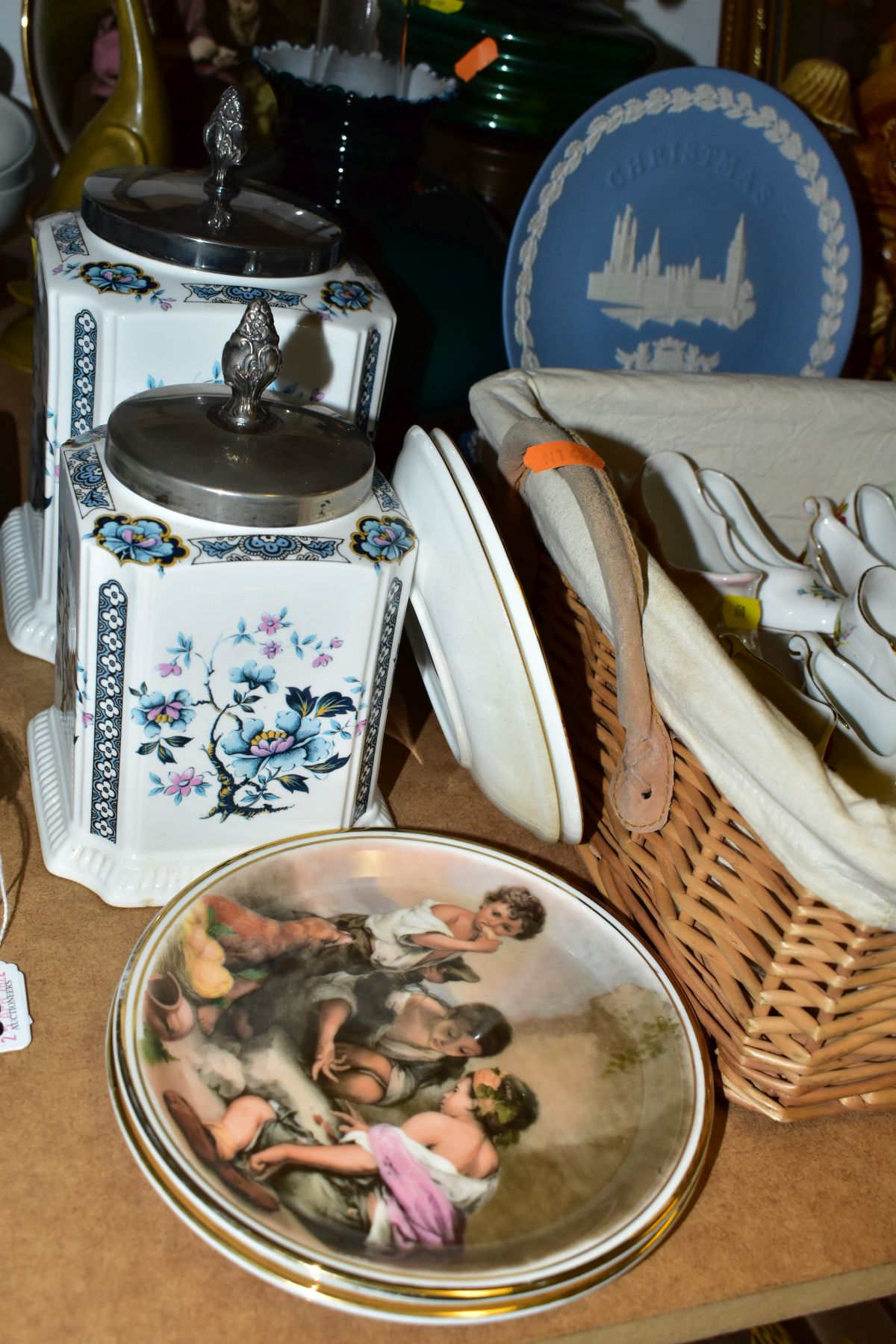 A GROUP OF CERAMICS, GLASS WARES AND SUNDRY ITEMS, to include a cased pair of Wedgwood Jasperware - Image 5 of 6