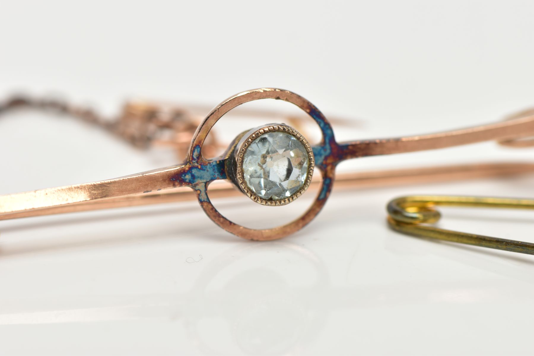 A YELLOW METAL AQUAMARINE BAR BROOCH, set centrally with a circular cut aquamarine in a milgrain - Image 3 of 3