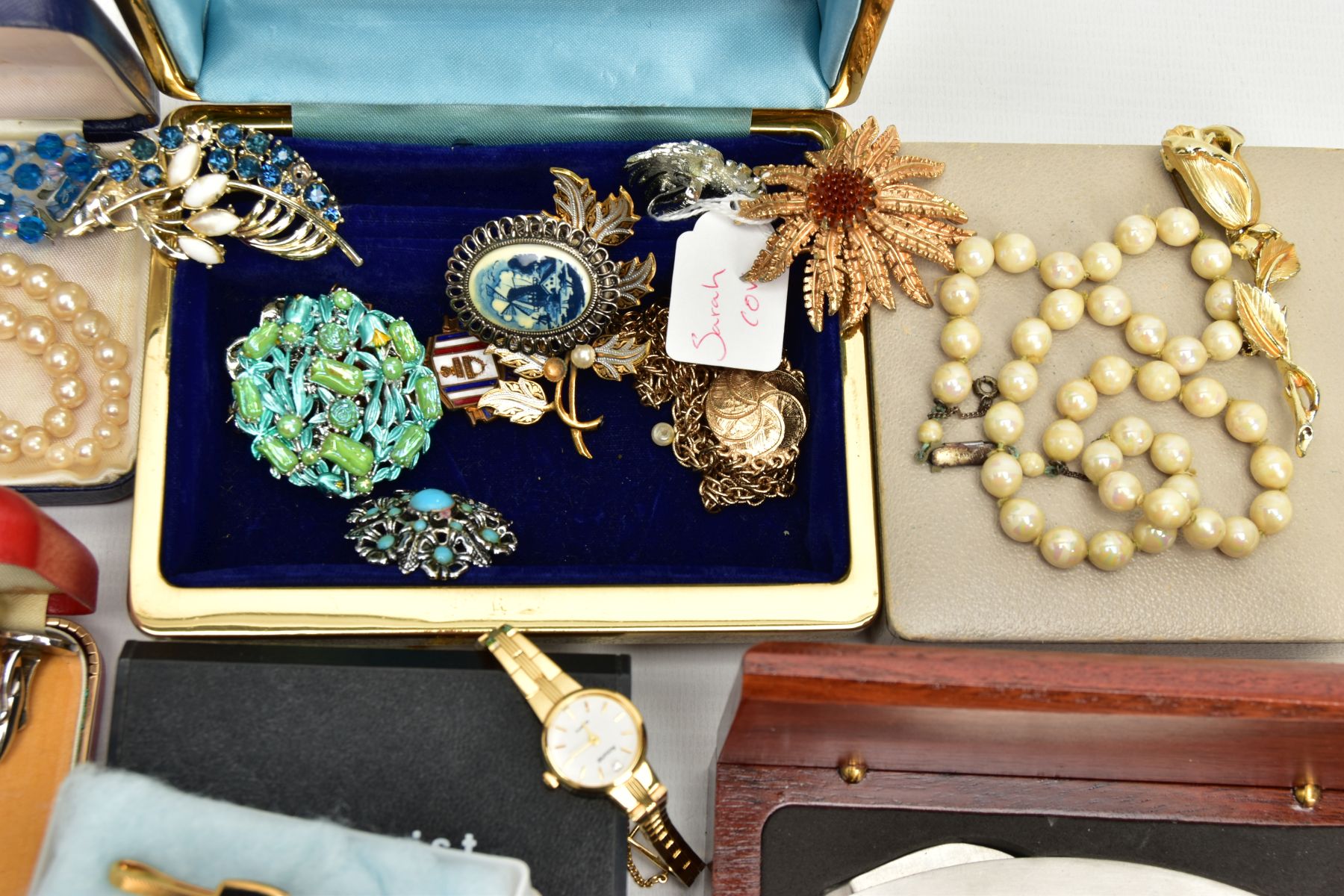 A BOX OF ASSORTED JEWELLERY AND WATCHES, to include a Sarah Cov brooch and single clip on earring, a - Image 3 of 5