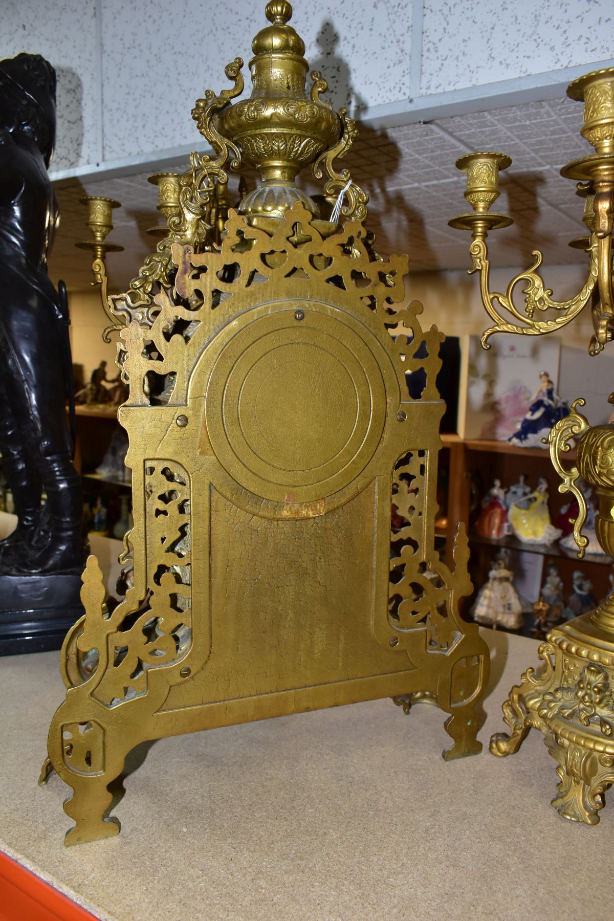 A REPRODUCTION BRASS CLOCK GARNITURE, the clock with ornate cast brass case with twin handled urn - Image 7 of 9