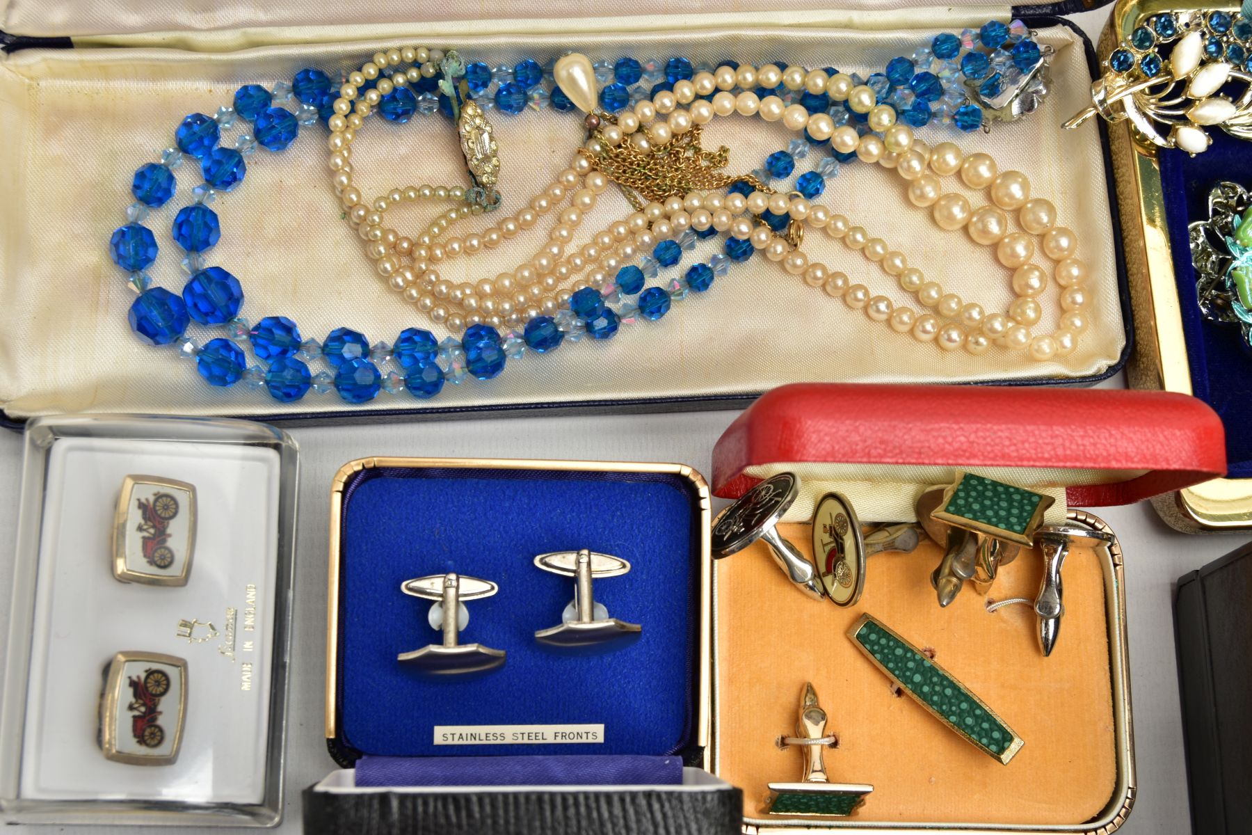 A BOX OF ASSORTED JEWELLERY AND WATCHES, to include a Sarah Cov brooch and single clip on earring, a - Image 4 of 5