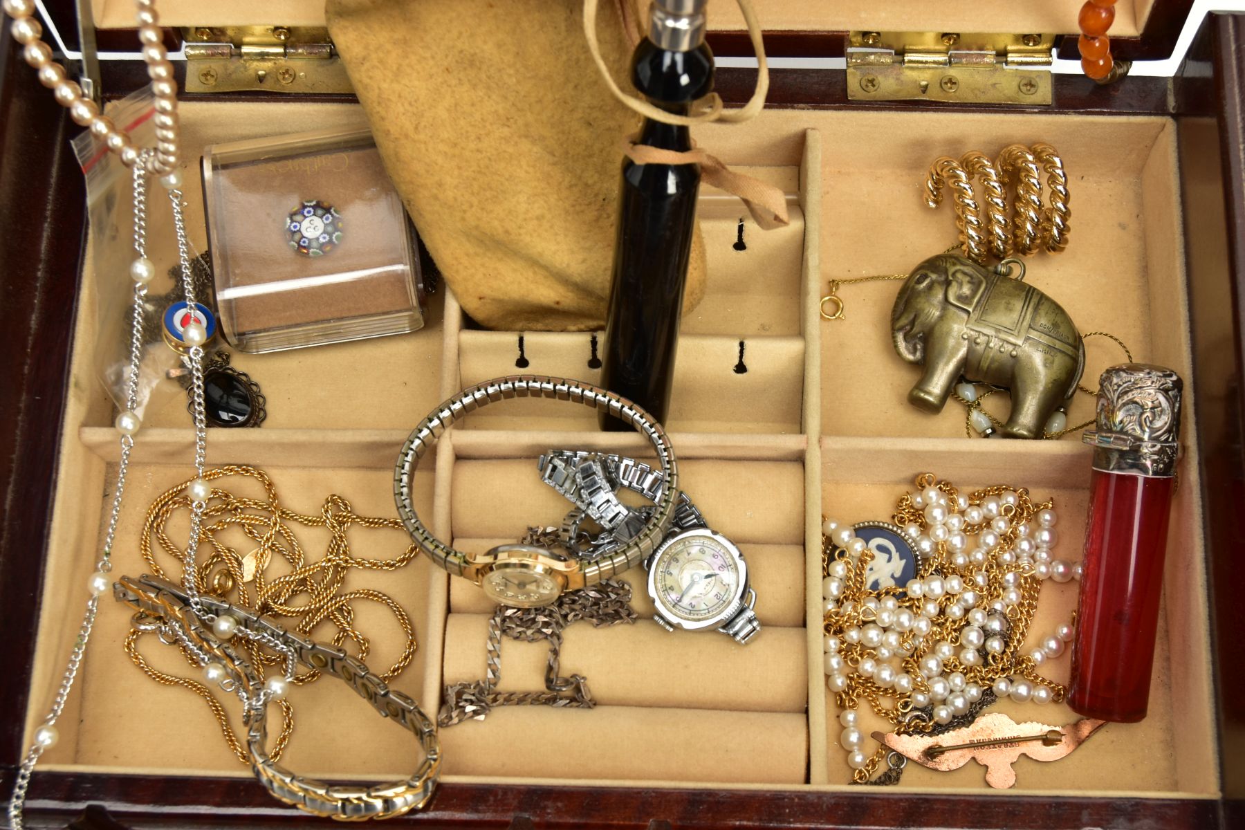 A WOODEN JEWELLERY BOX WITH CONTENTS, to include a ladies 'Sekonda' wristwatch fitted with a flexi - Image 4 of 5