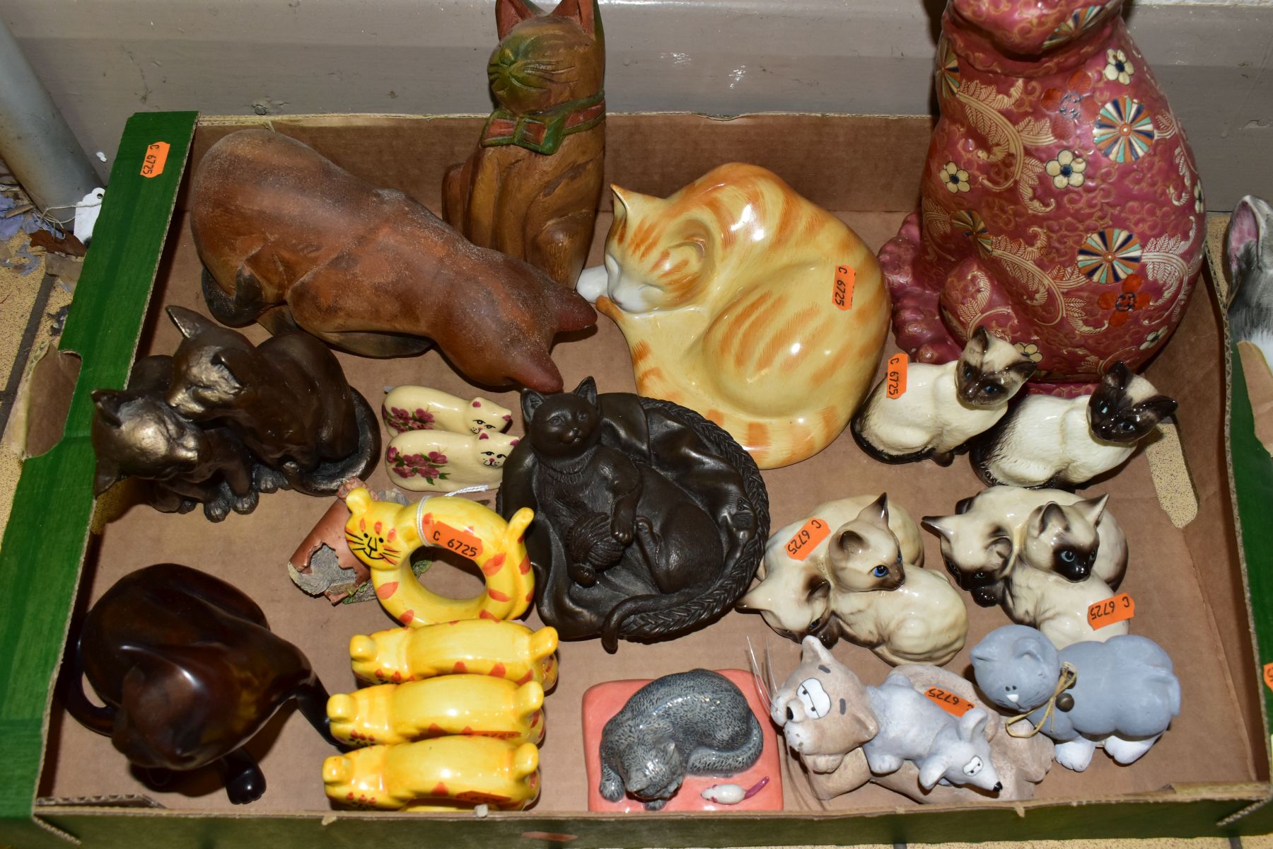 A BOX AND LOOSE OF CAT ORNAMENTS, including Beswick and Royal Doulton seal point cats, model numbers - Image 3 of 4