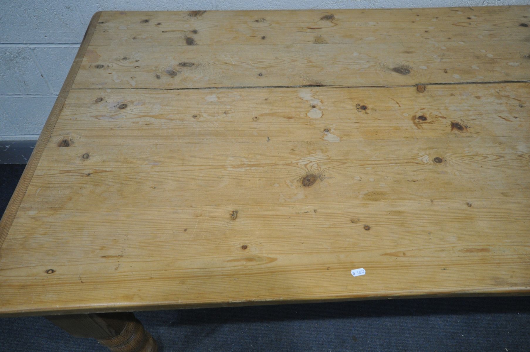 A 20TH CENTURY PINE KITCHEN TABLE, on turned legs, length 234cm x depth 96cm x height 77cm ( - Bild 3 aus 4