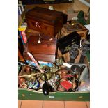 A BOX AND LOOSE METALWARES, TREEN AND SUNDRY ITEMS, to include a small hanging letter rack, assorted