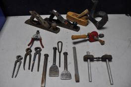 A BOX CONTAINING HAND TOOLS to include a Stanley handyman plane, Stanley bailey plain and a York