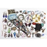 A BAG OF ASSORTED JEWELLERY ITEMS, to include a small silver pendant, hallmarked Birmingham 1910,