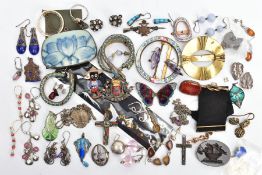 A BAG OF ASSORTED JEWELLERY ITEMS, to include a small silver pendant, hallmarked Birmingham 1910,