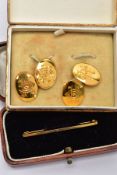A PAIR OF YELLOW METAL CUFFLINKS AND A BAR BROOCH, the cufflinks each of an oval form with