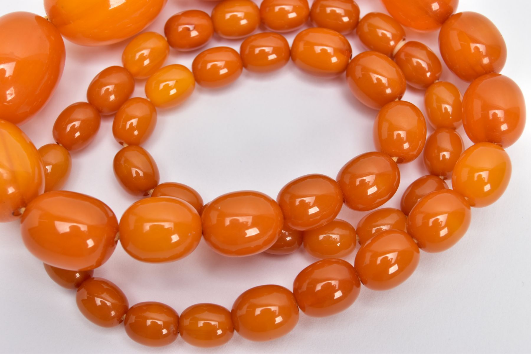 A GRADUATED AMBER COLOUR BAKELITE BEAD NECKLACE, oval graduated beads, largest measuring - Image 3 of 3