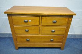 A SOLID OAK CHEST OF FOUR SHORT OVER ONE LONG DRAWER, with loose glass top protector, width 117cm