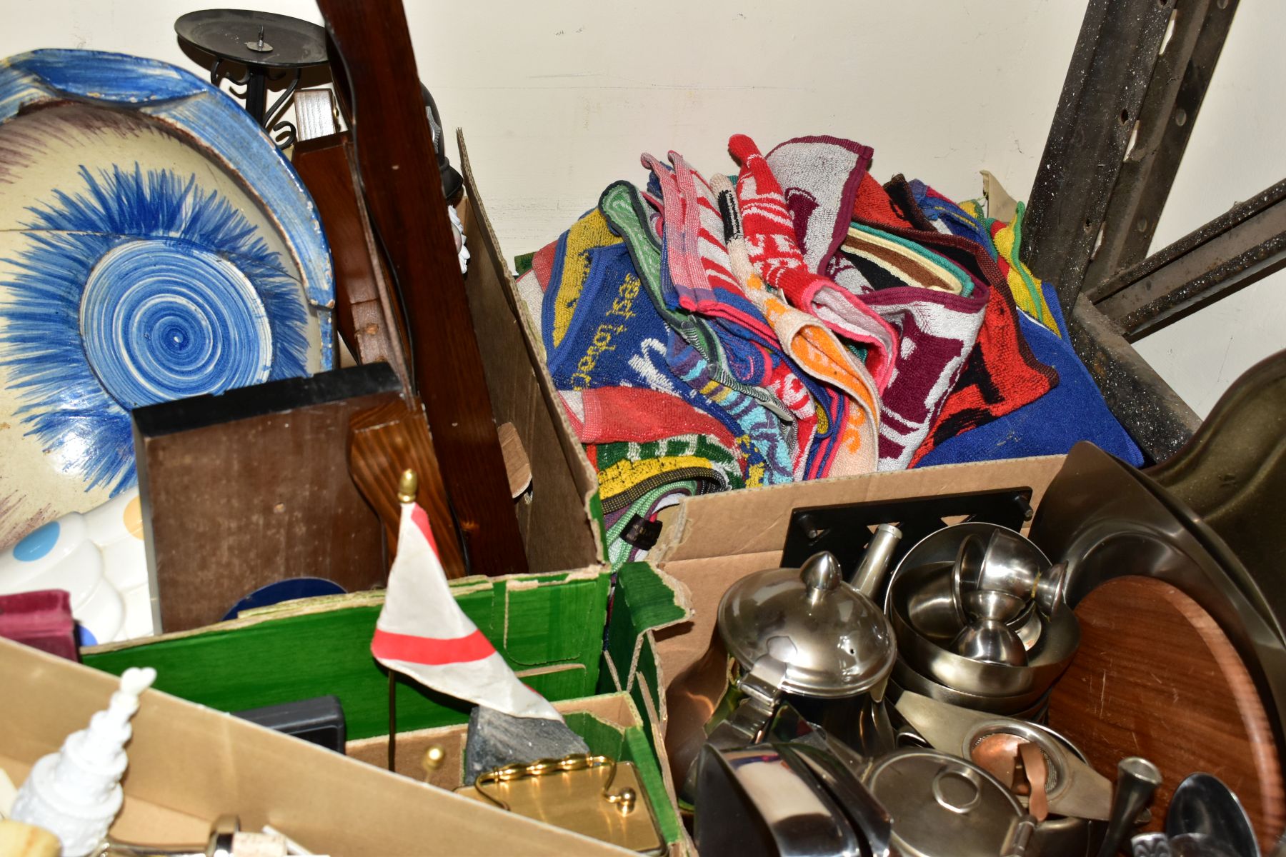 FIVE BOXES AND LOOSE LAMPS, CLOCKS, CERAMICS, METALWARES AND SUNDRY VINTAGE ITEMS, to include four - Image 7 of 7