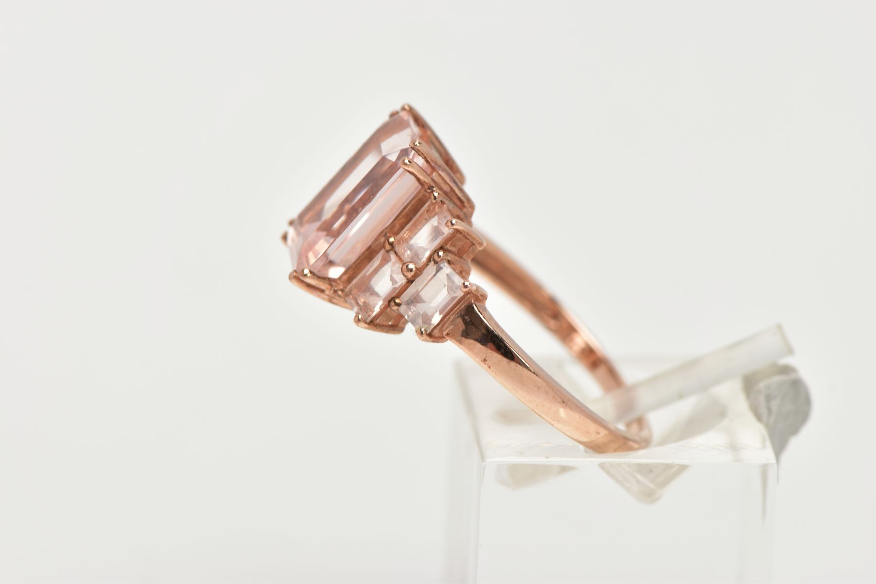 A 9CT ROSE GOLD MORGANITE DRESS RING, of a tiered design, set with a central rectangular cut - Image 2 of 4