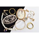 A BAG OF ASSORTED SILVER AND YELLOW METAL JEWELLERY ITEMS, to include a silver open work brooch