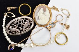 A BAG OF ASSORTED SILVER AND YELLOW METAL JEWELLERY ITEMS, to include a silver open work brooch