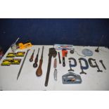 A BOX OF VINTAGE AND MODERN HANDTOOLS to include Record 24 stilsons, Toolzone stilsons, three G