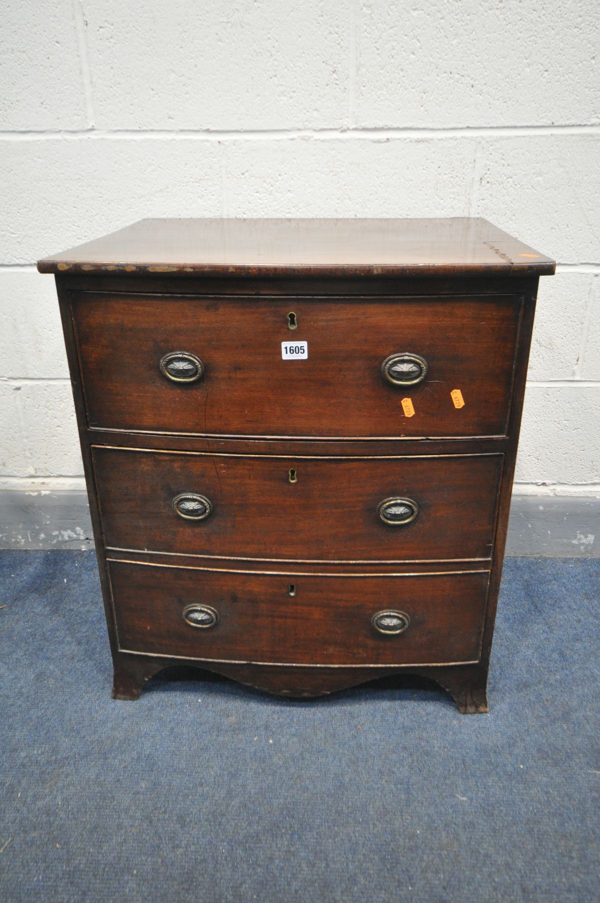 A SMALL GEORGIAN MAHOGANY BOW FRONT CHEST OF THREE DRAWERS, width 62cm x depth 49cm x height 70cm ( - Image 2 of 5