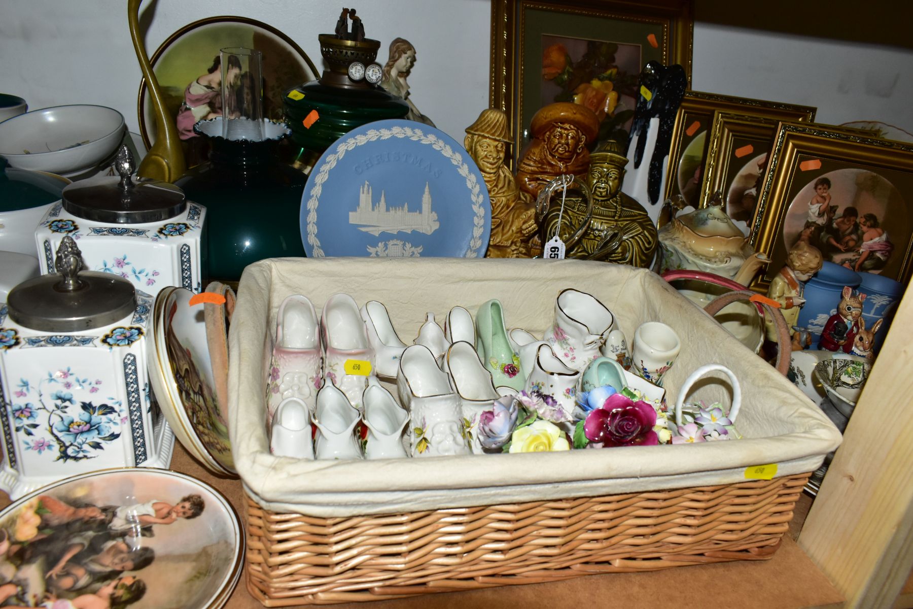 A GROUP OF CERAMICS, GLASS WARES AND SUNDRY ITEMS, to include a cased pair of Wedgwood Jasperware