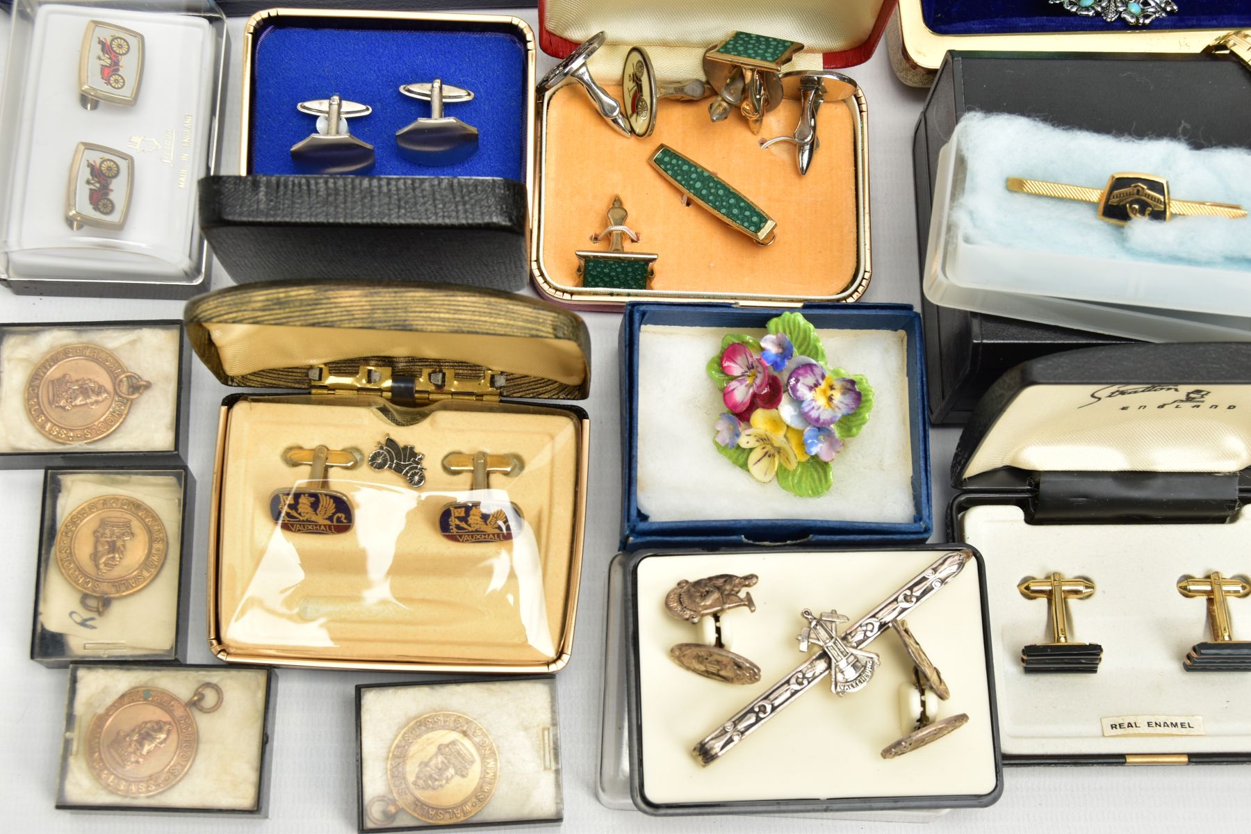 A BOX OF ASSORTED JEWELLERY AND WATCHES, to include a Sarah Cov brooch and single clip on earring, a - Image 5 of 5