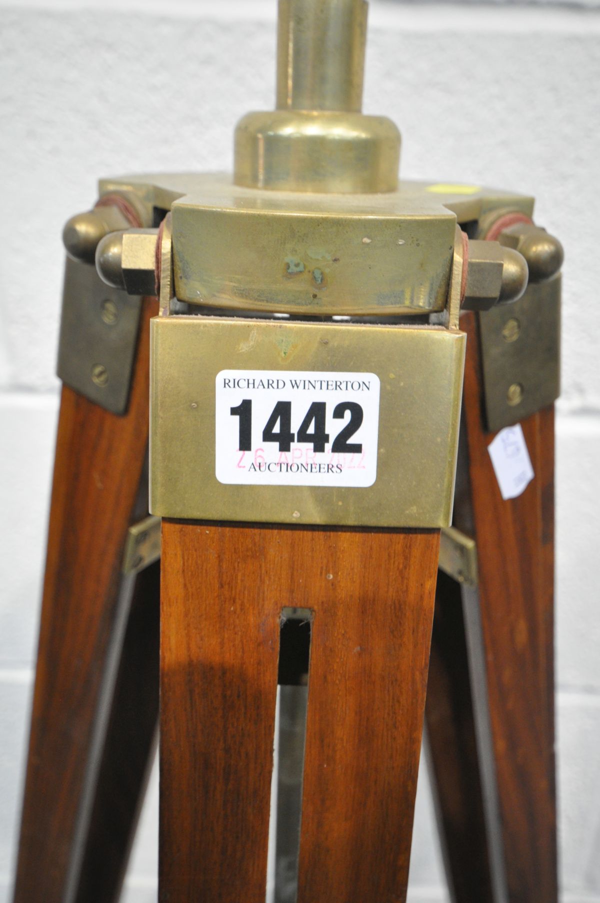 A HARDWOOD AND BRASS ADJUSTABLE TRIPOD STANDARD LAMP, max height 155cm - Image 4 of 4