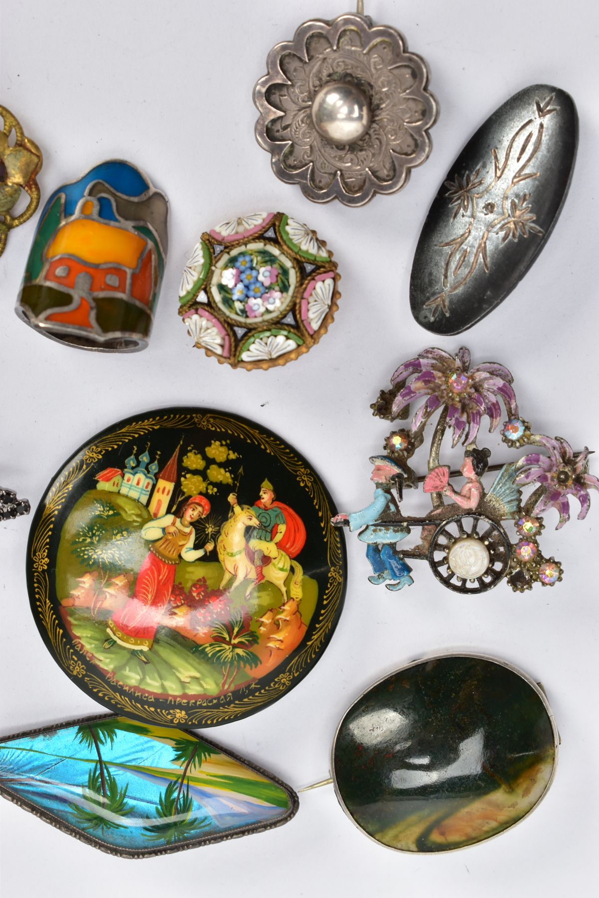 A BAG OF ASSORTED BROOCHES, to include a silver and black enamel brooch detailing a landscape - Image 4 of 4