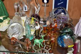 A COLLECTION OF MODERN GLASS PAPERWEIGHTS HAND BLOWN ANIMAL AND BIRD FIGURES, ETC, including a