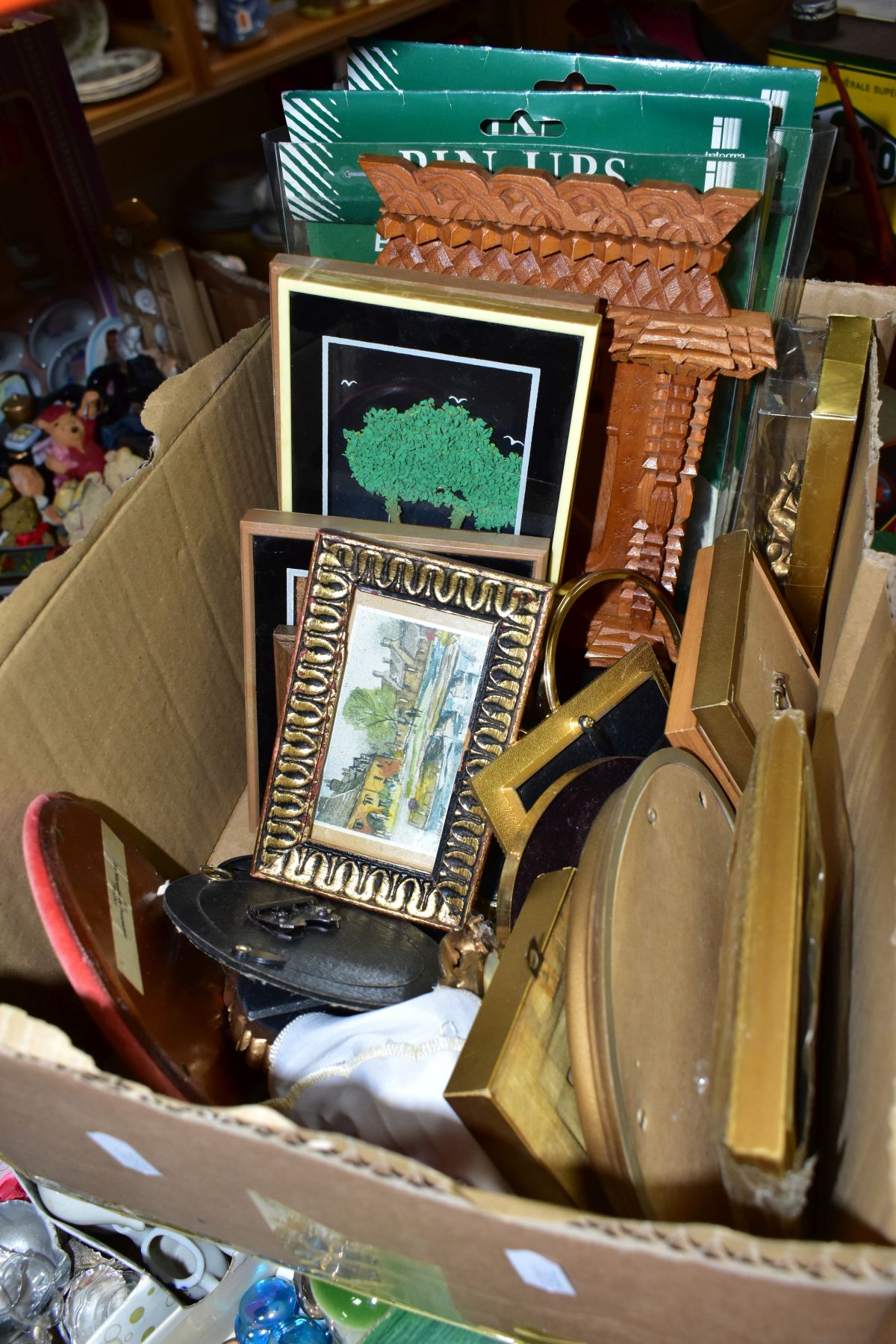 THREE BOXES OF MINIATURE CERAMICS, SMALL PICTURE FRAMES, ORNAMENTS AND SUNDRY ITEMS, to include a - Image 4 of 6