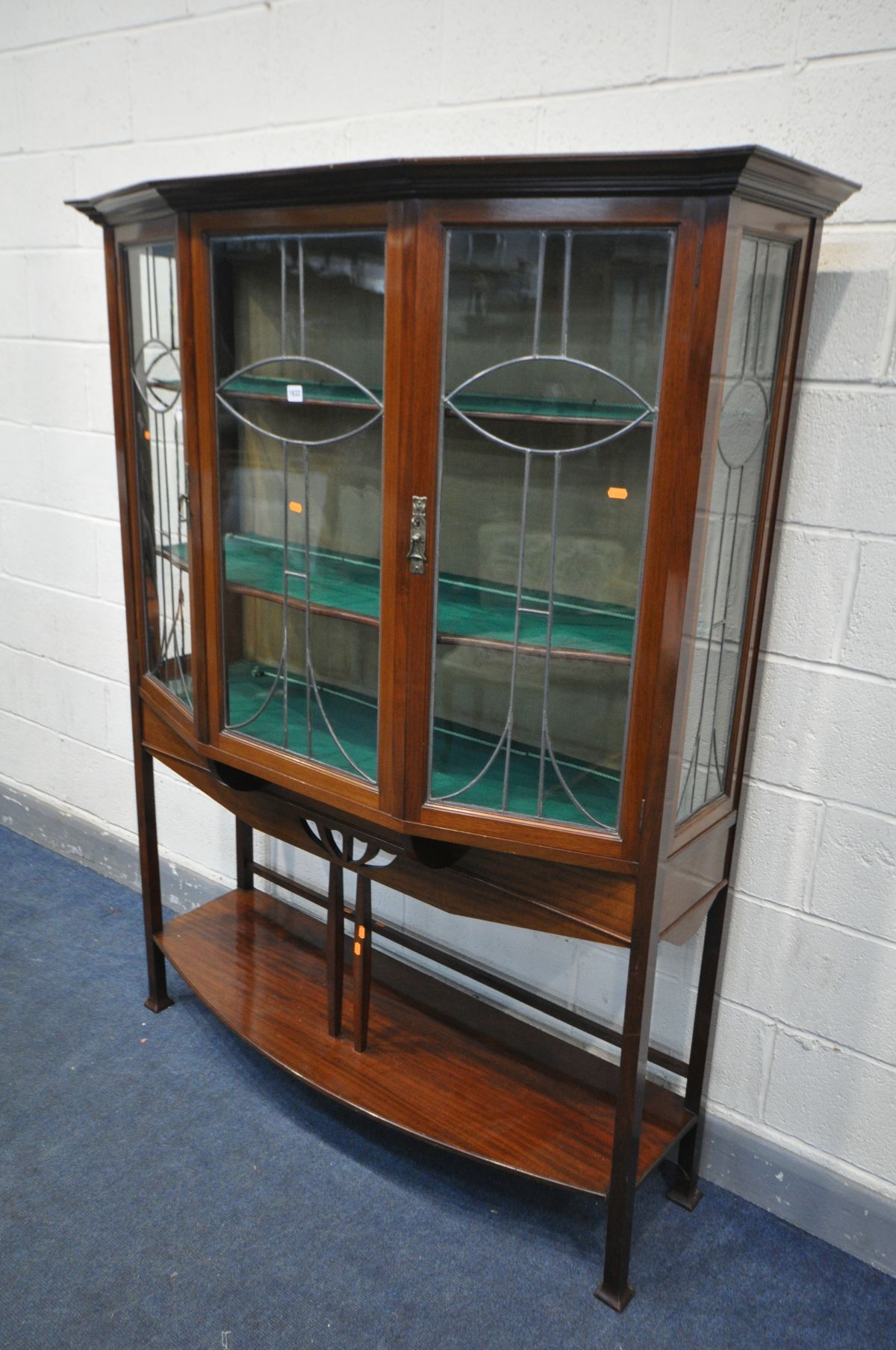 AN ARTS AND CRAFTS MAHOGANY DISPLAY CABINET, in the manner of Shapland and Petter of Barnstable, Art - Image 2 of 4