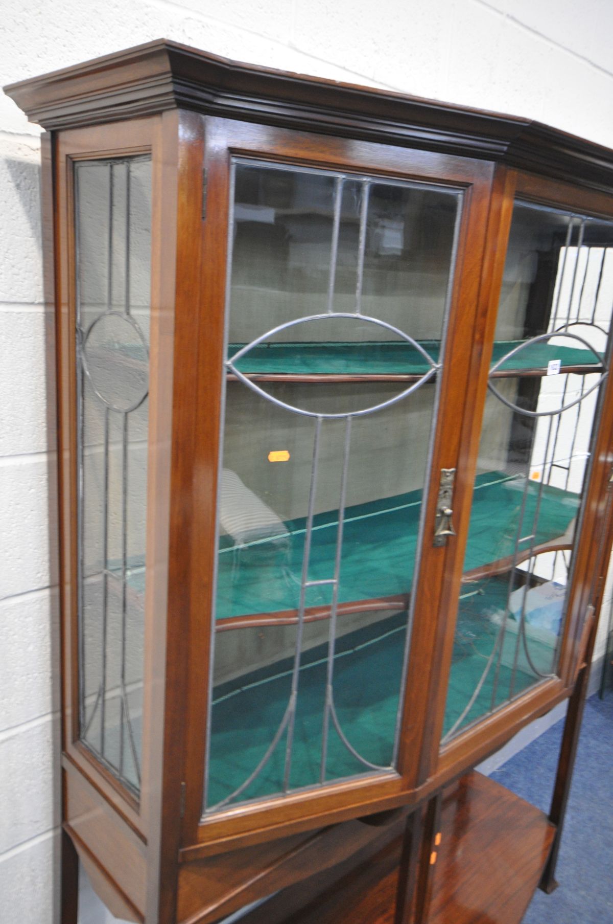 AN ARTS AND CRAFTS MAHOGANY DISPLAY CABINET, in the manner of Shapland and Petter of Barnstable, Art - Image 3 of 4