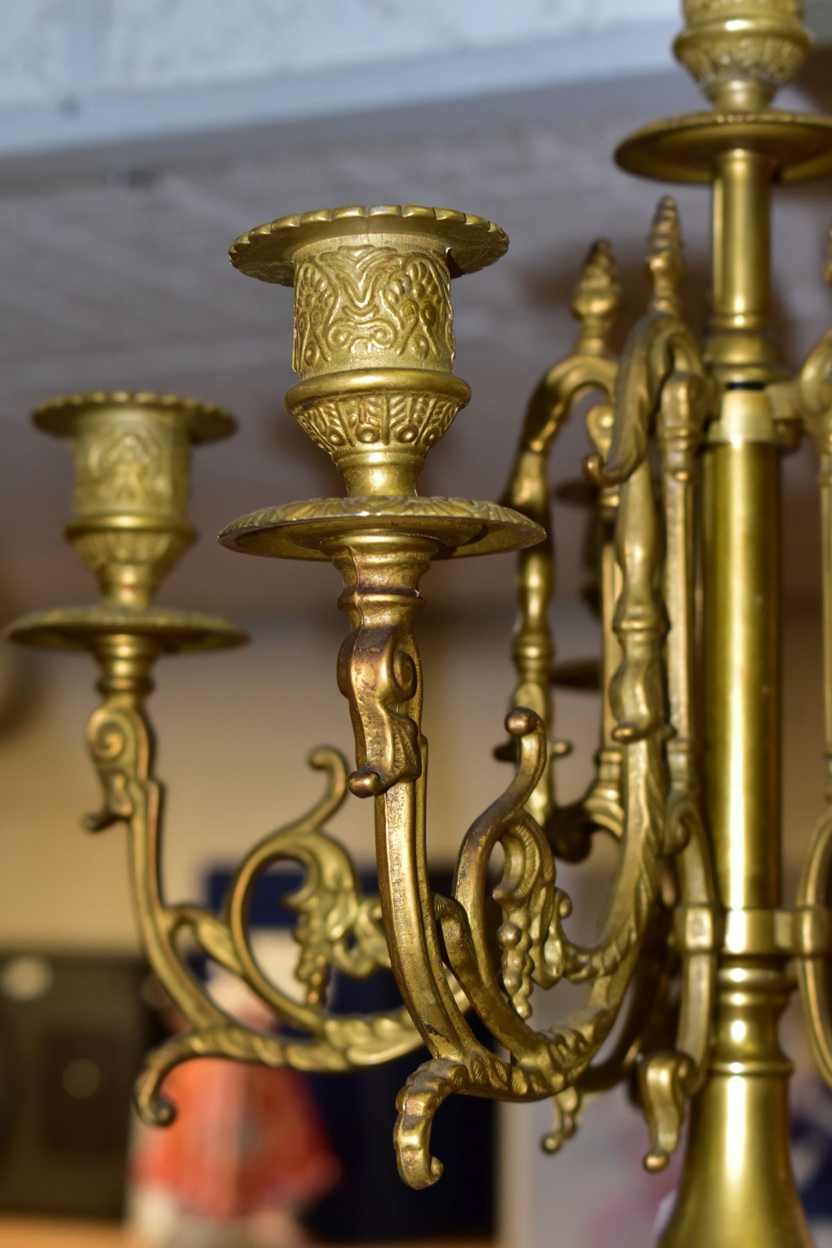 A REPRODUCTION BRASS CLOCK GARNITURE, the clock with ornate cast brass case with twin handled urn - Image 9 of 9