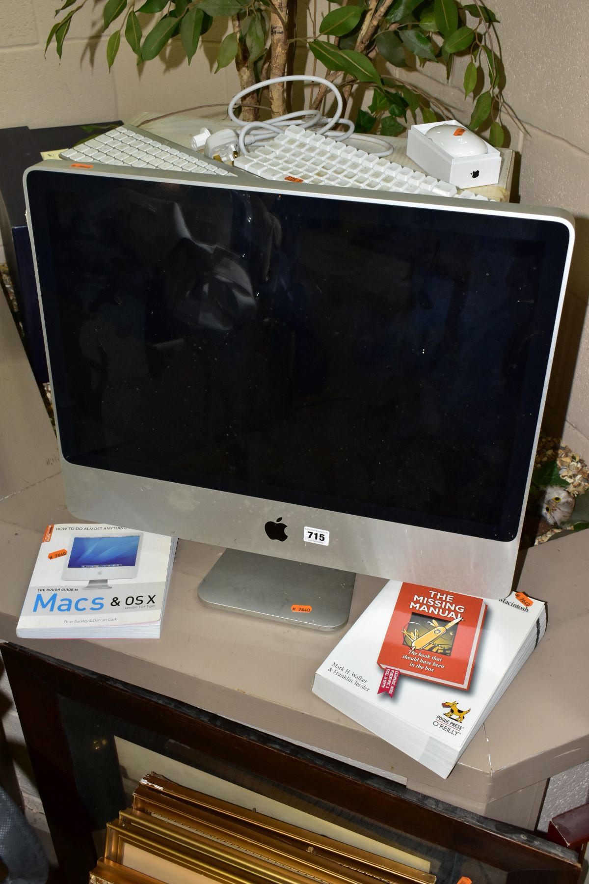 AN APPLE MAC G5 A1225 COMPUTER, password protected, will need restoring, complete with A1225