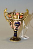 A ROYAL CROWN DERBY IMARI 1128 MINIATURE TWIN HANDLED TROPHY CUP, height 10.8cm (Condition report: