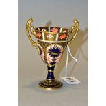 A ROYAL CROWN DERBY IMARI 1128 MINIATURE TWIN HANDLED TROPHY CUP, height 10.8cm (Condition report: