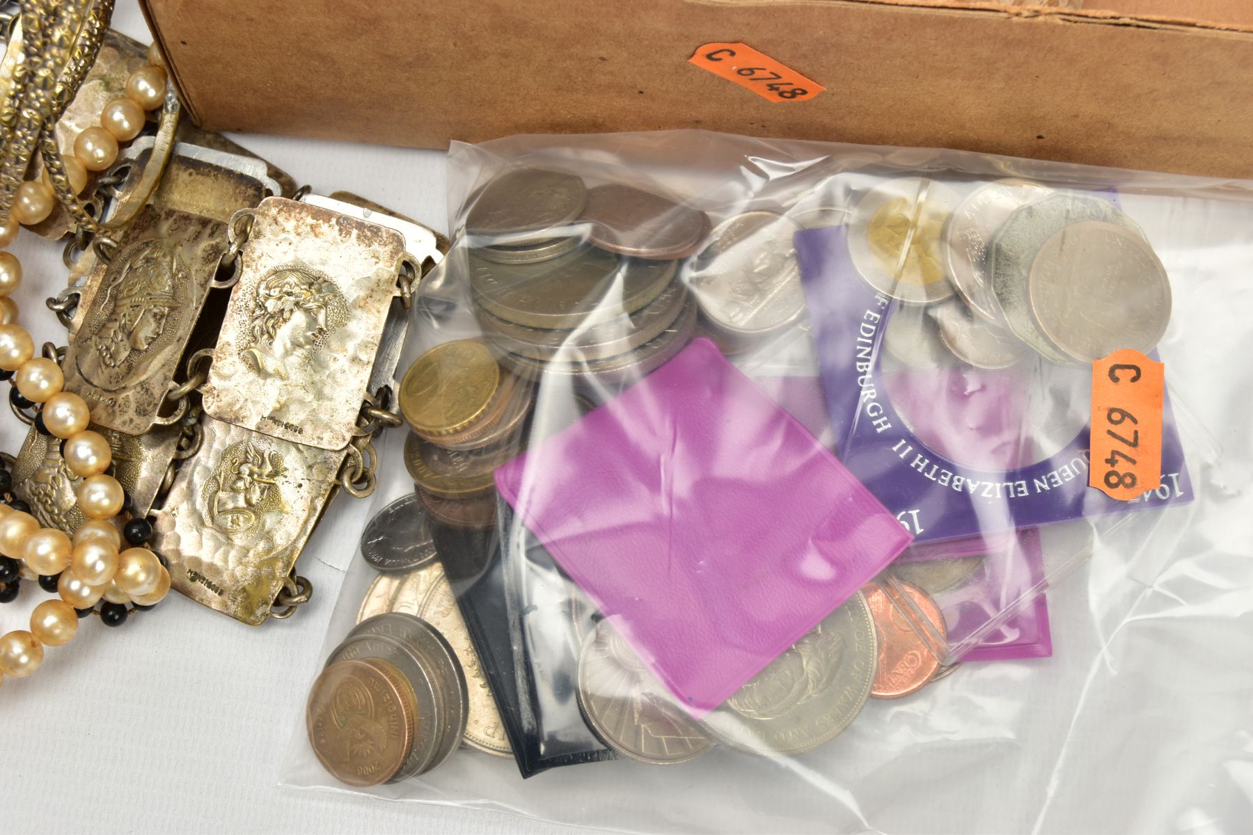 A JEWELLERY BOX OF COSTUME JEWELLERY AND OTHER ITEMS, to include a cream jewellery box with contents - Image 4 of 5