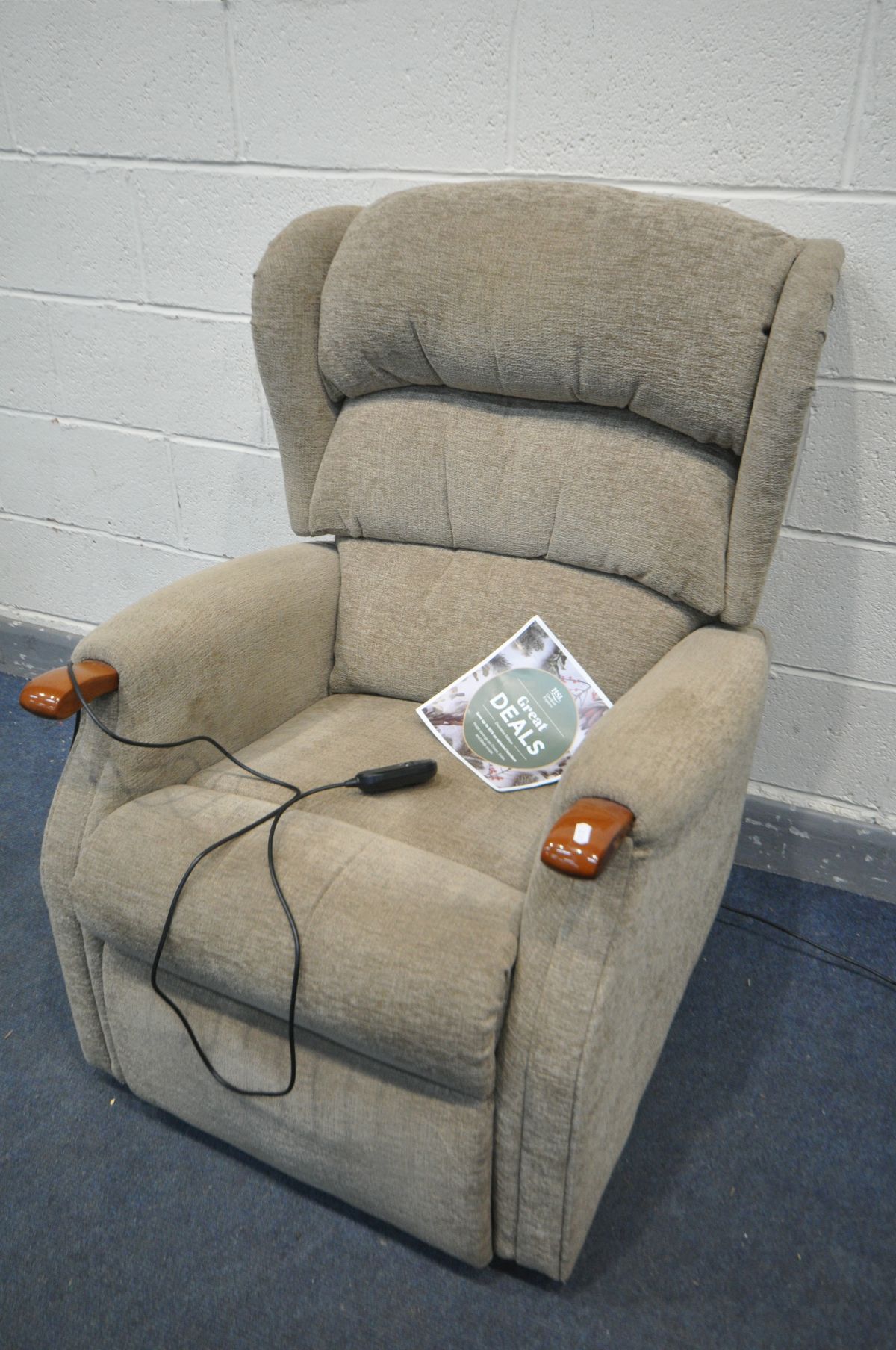 A HSL BEIGE UPHOLSTERED RISE AND RECLINE ARMCHAIR (Untested due to no batteries in battery pack)
