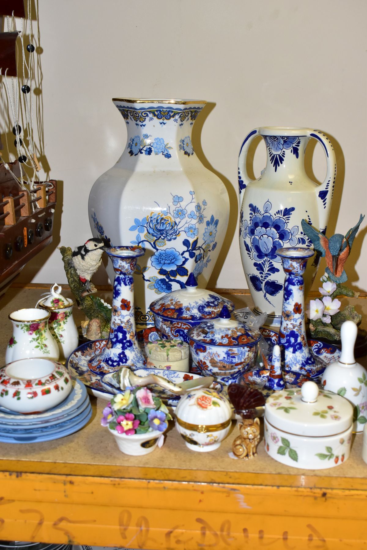 A GROUP OF CERAMICS, to include a Royal Albert Old Country Roses covered jar and vase height 8cm,
