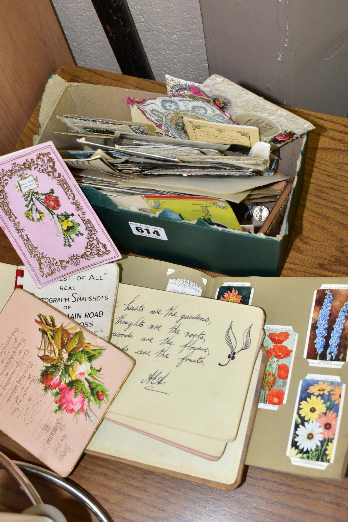 A BOX OF EPHEMERA, to include a small collection of Victorian paper lace and similar greetings - Image 4 of 4