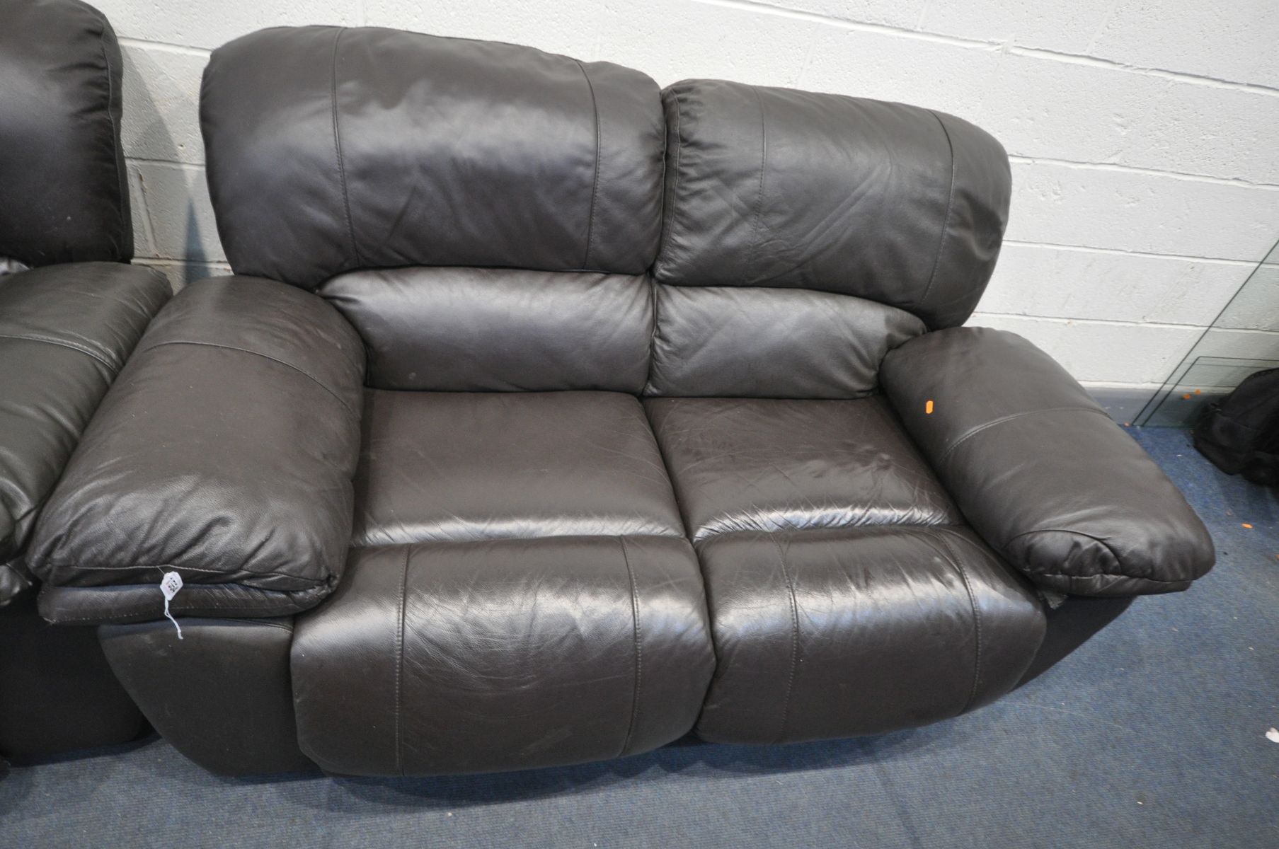 A BROWN LEATHER TWO PIECE LOUNGE SUITE, comprising of a two seater manual recliner and an electric - Image 3 of 3