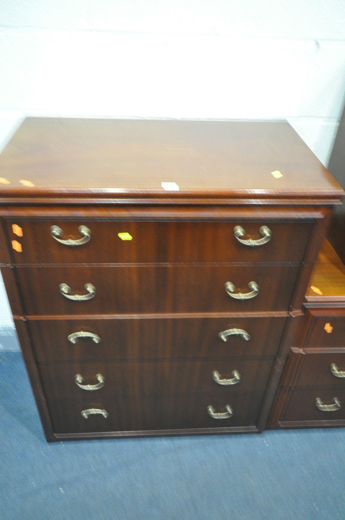 A MAHOGANY BEDROOM SUITE, to include a chest of five drawers, width 83cm x depth 50cm x height - Image 2 of 3