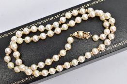 A CULTURED PEARL NECKLACE, a single row strand, each pearl measuring approximately 6mm,