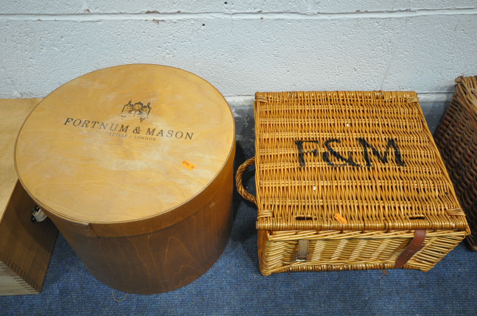 THREE VARIOUS FORTNUM & MASON ITEMS, to include a wine bottle presentation box, width 62cm x depth - Image 3 of 7