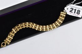 A YELLOW METAL FANCY LINK LINE BRACLET, designed with interlocking curb links interspaced with bar