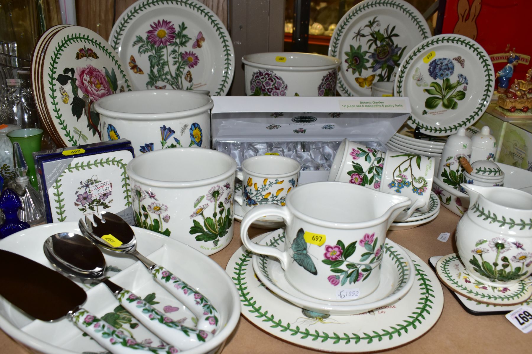 A QUANTITY OF PORTMEIRION BOTANIC GARDEN PATTERN TABLE AND GIFTWARE, comprising a pie slice, salad