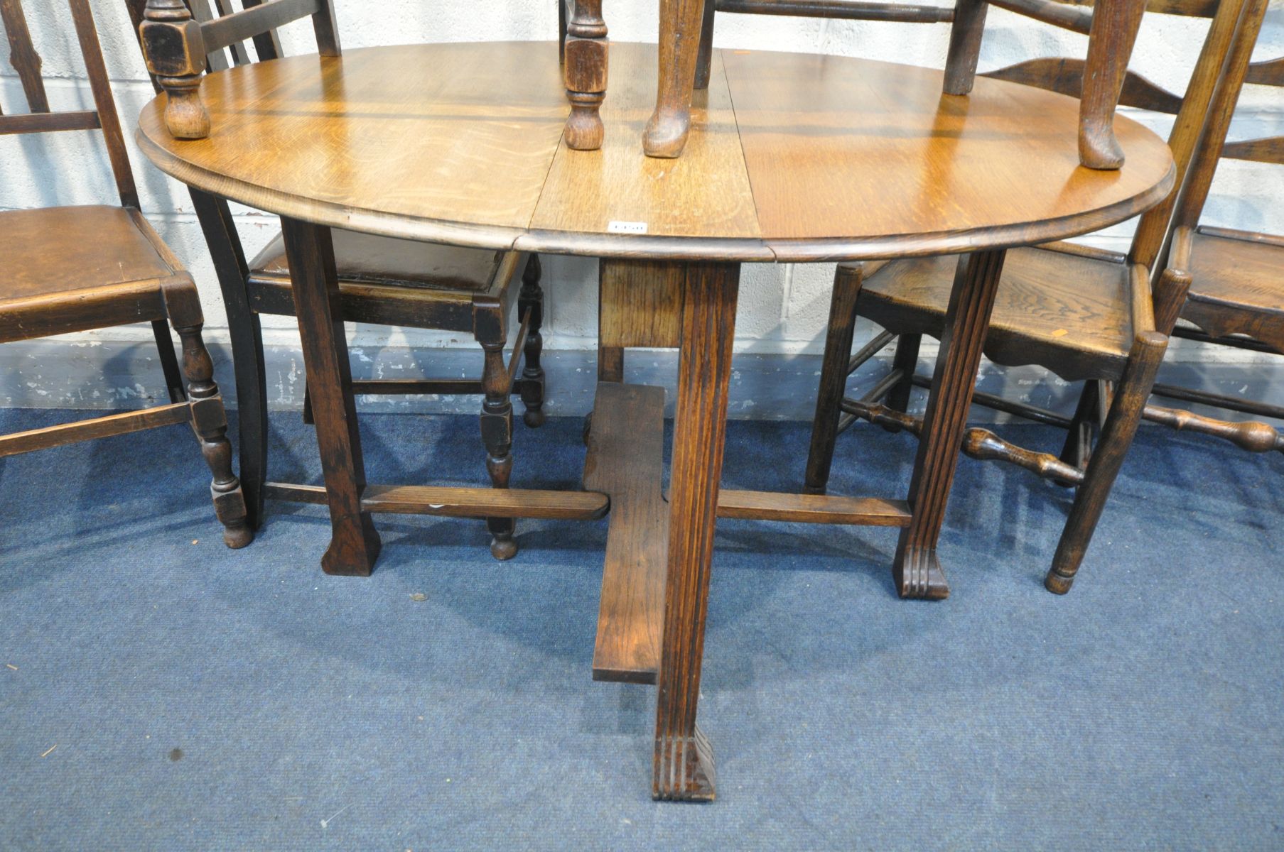 AN ART DECO OAK OVAL GATE LEG TABLE, open length 120cm x closed length 23cm x depth 90cm x height - Bild 3 aus 3