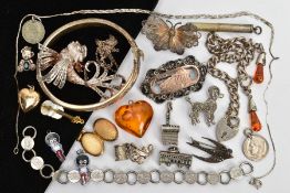 A BAG OF ASSORTED JEWELLERY, to include a silver hinged bangle with an engraved floral design to the